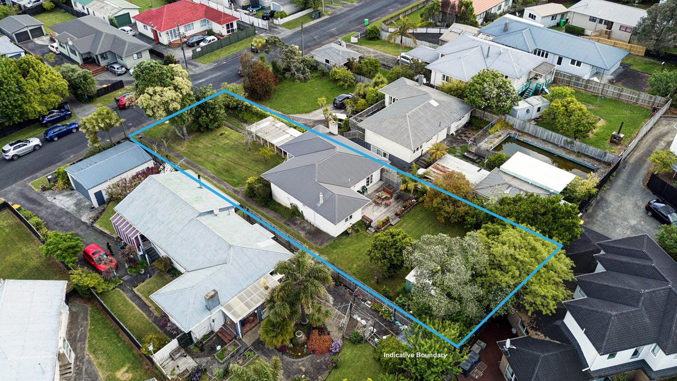 8 Coniston Avenue, Te Atatu South, Auckland - Carousel 1
