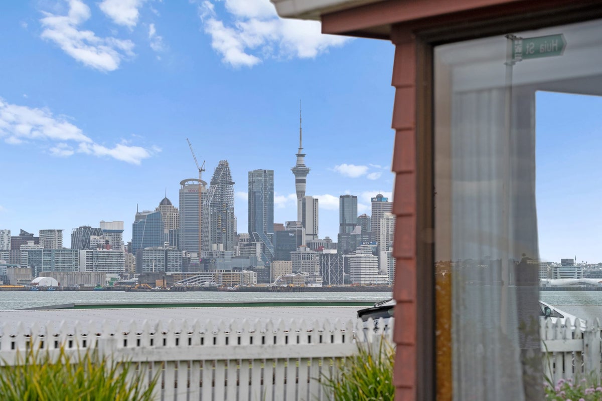 33 Queens Parade, Devonport, Auckland - Carousel 1