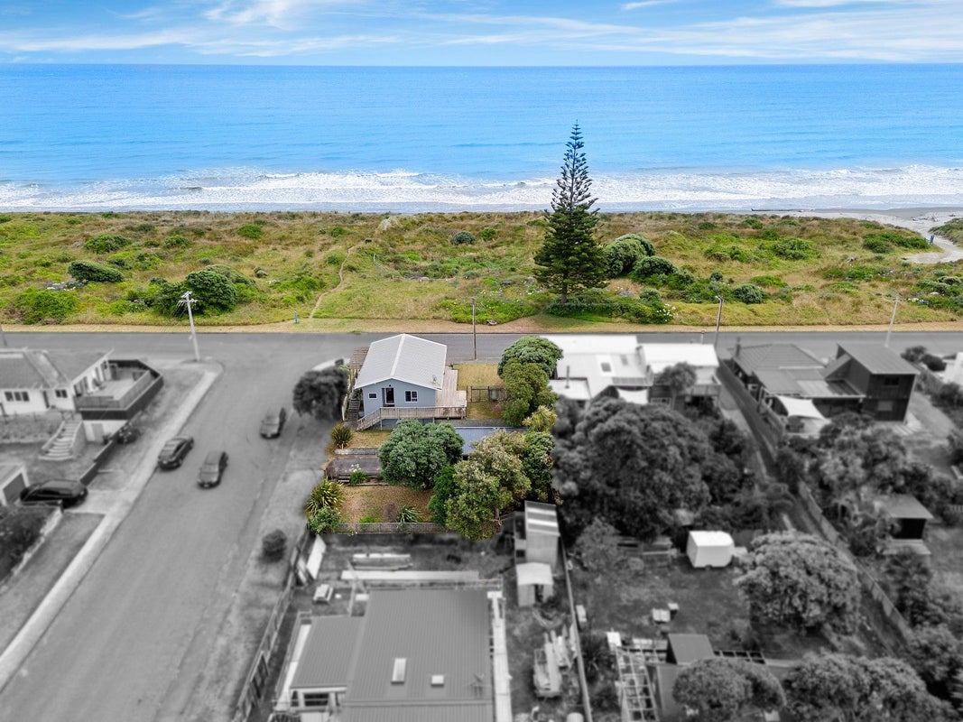 22 Marine Parade, Otaki Beach, Otaki - Carousel 1