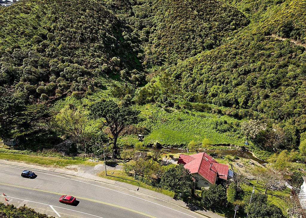 204 Happy Valley Road, Owhiro Bay, Wellington - Carousel 1