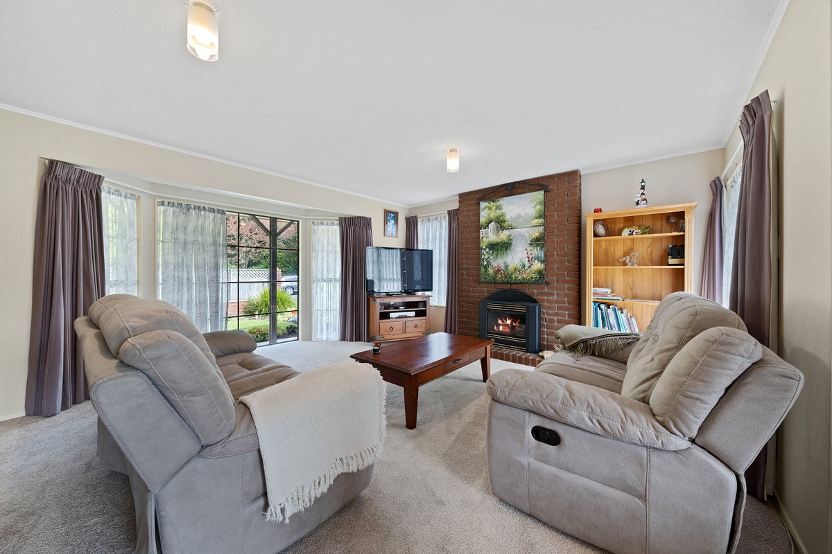 21 Waddington Drive, Naenae, Lower Hutt - Carousel 2