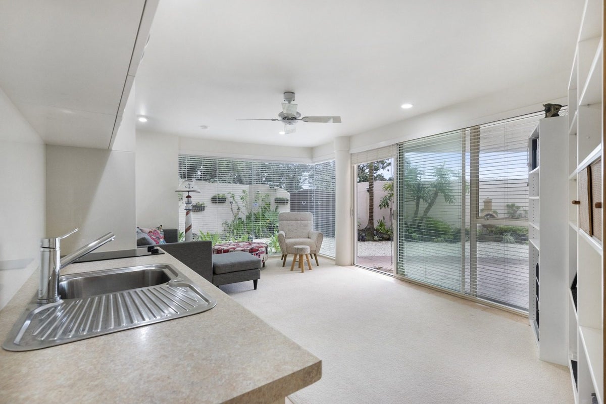 20 Pacific Parade, Army Bay, Whangaparaoa - Carousel 2