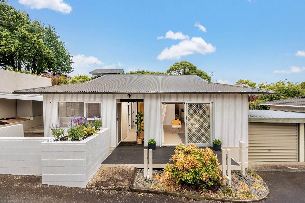 2/17 Vida Place, Howick, Auckland - Carousel 1