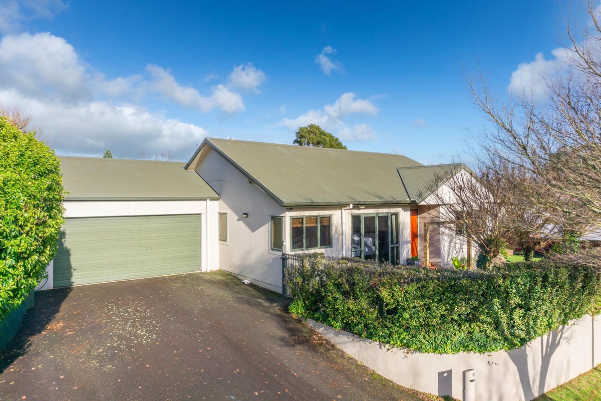 1 Sunnyhills Avenue, Glenview, Hamilton - Carousel 1