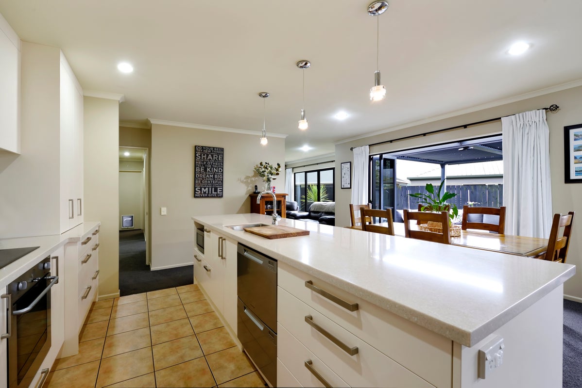 15 Heritage Crescent, Richmond, Richmond - Carousel 2