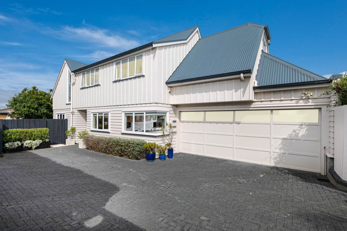 2/42 East Coast Road, Milford, Auckland - Carousel 1