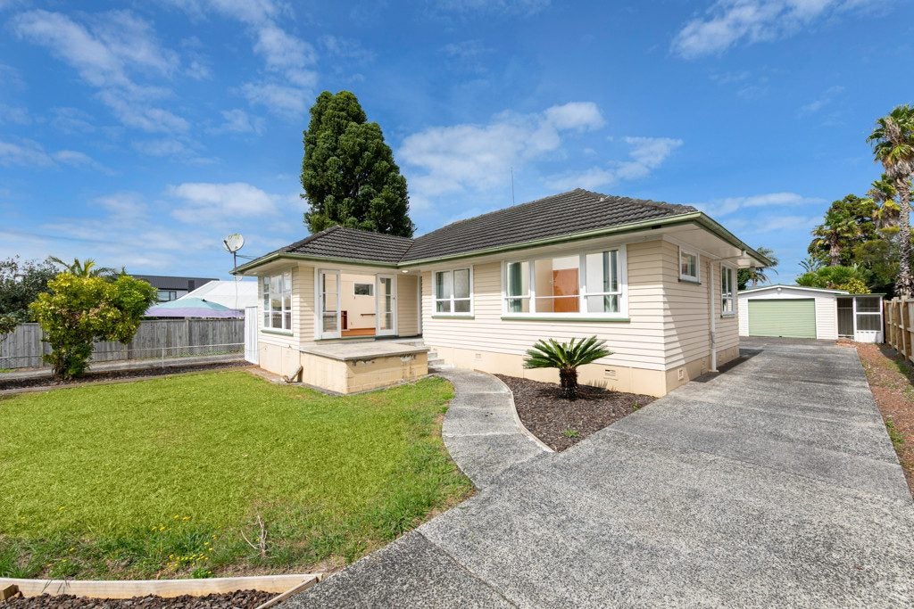 12 Montmere Avenue, Te Atatu Peninsula, Auckland - Carousel 1