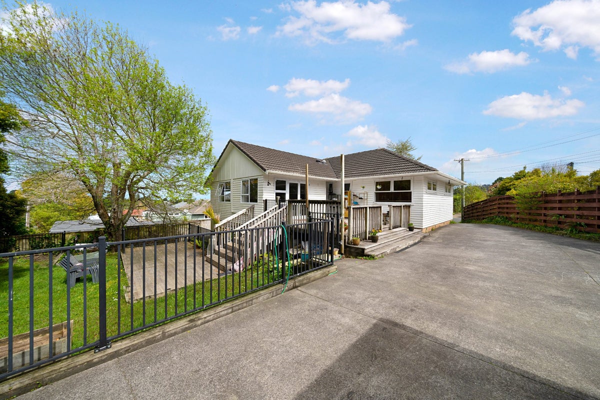 15 Tauhara Street, Green Bay, Auckland - Carousel 1