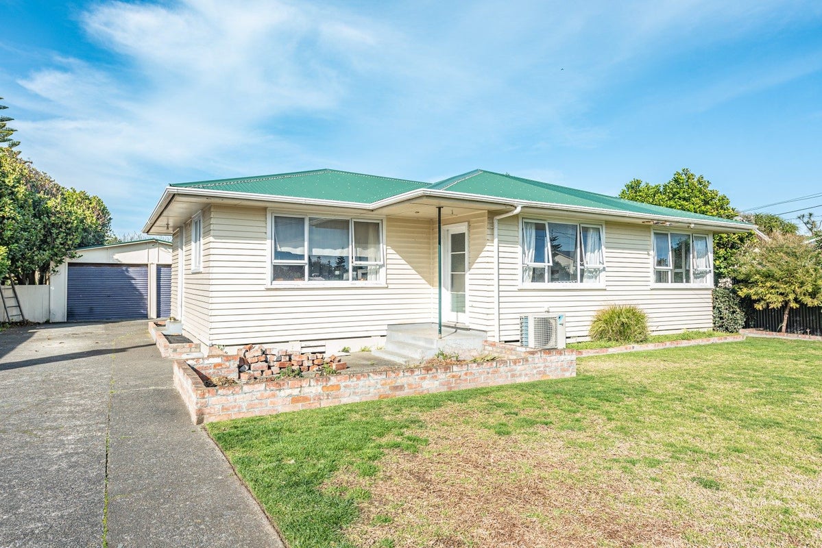 12 Manuka Street, Castlecliff, Whanganui - Carousel 1