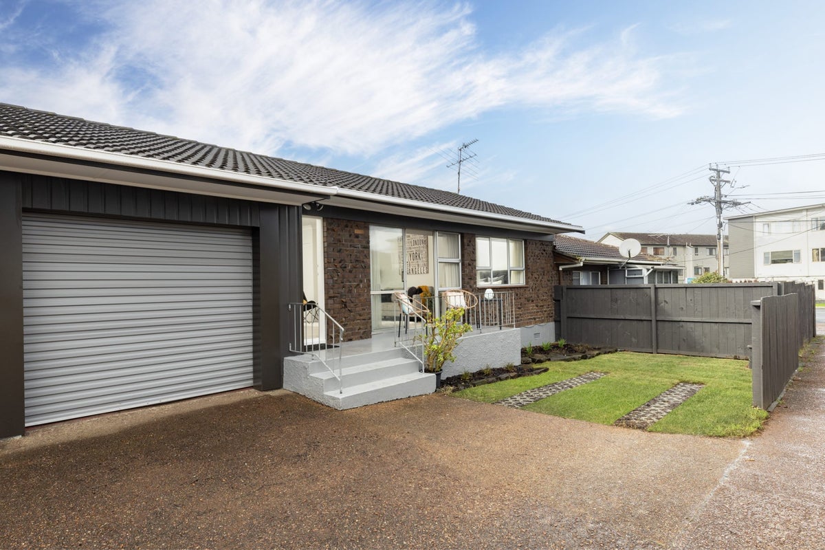 2/14 Mount Smart Road, Onehunga, Auckland - Carousel 1