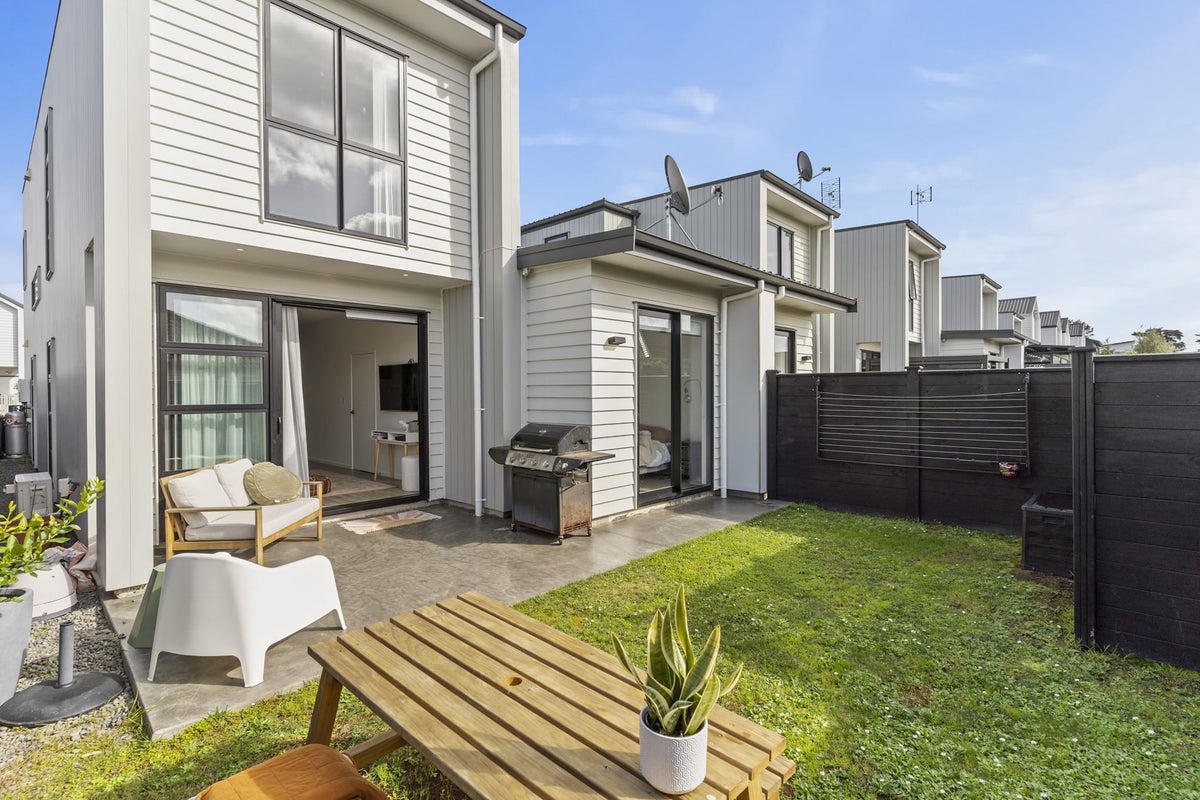 26 Tapuwae Way, Mangere Bridge, Auckland - Carousel 1