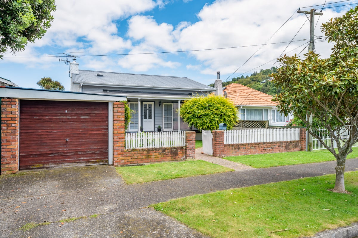 6 Charles Street, Belmont, Lower Hutt - Carousel 2
