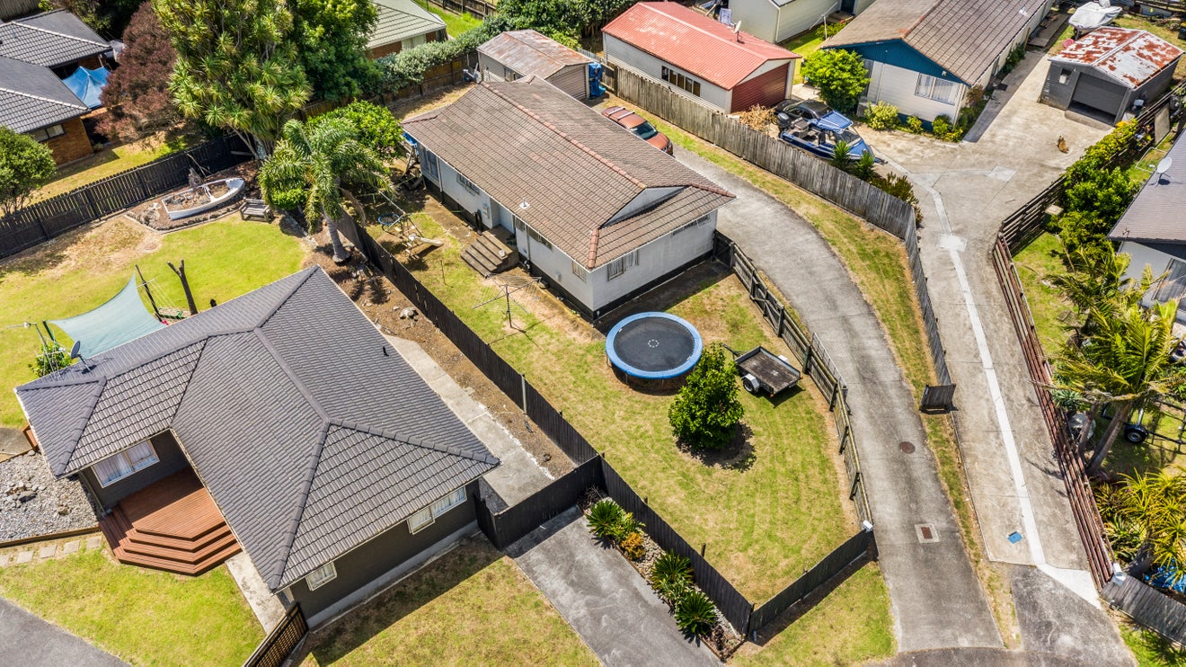 15 Crispian Place, Weymouth, Auckland - Carousel 2