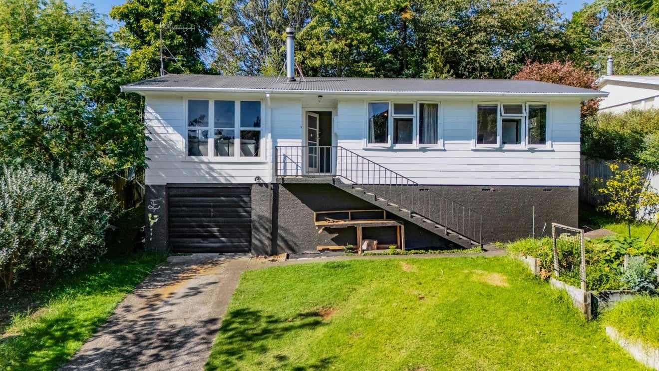 13 Brixham Place, Merrilands, New Plymouth - Carousel 1