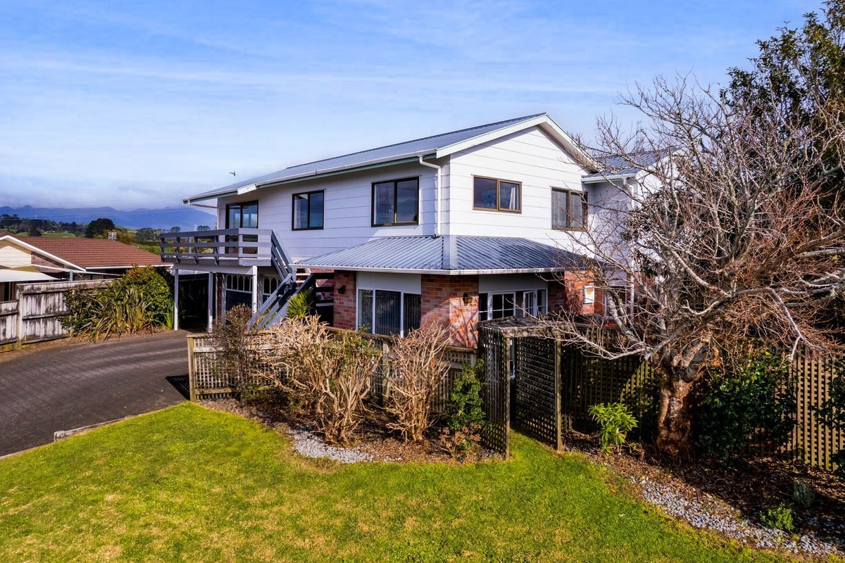 8 Ash Place, Whalers Gate, New Plymouth - Carousel 2