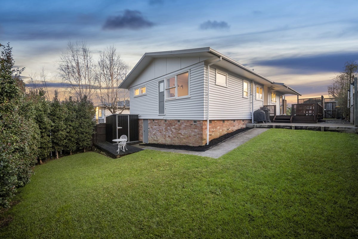 5 Tauhara Street, Green Bay, Auckland - Carousel 1