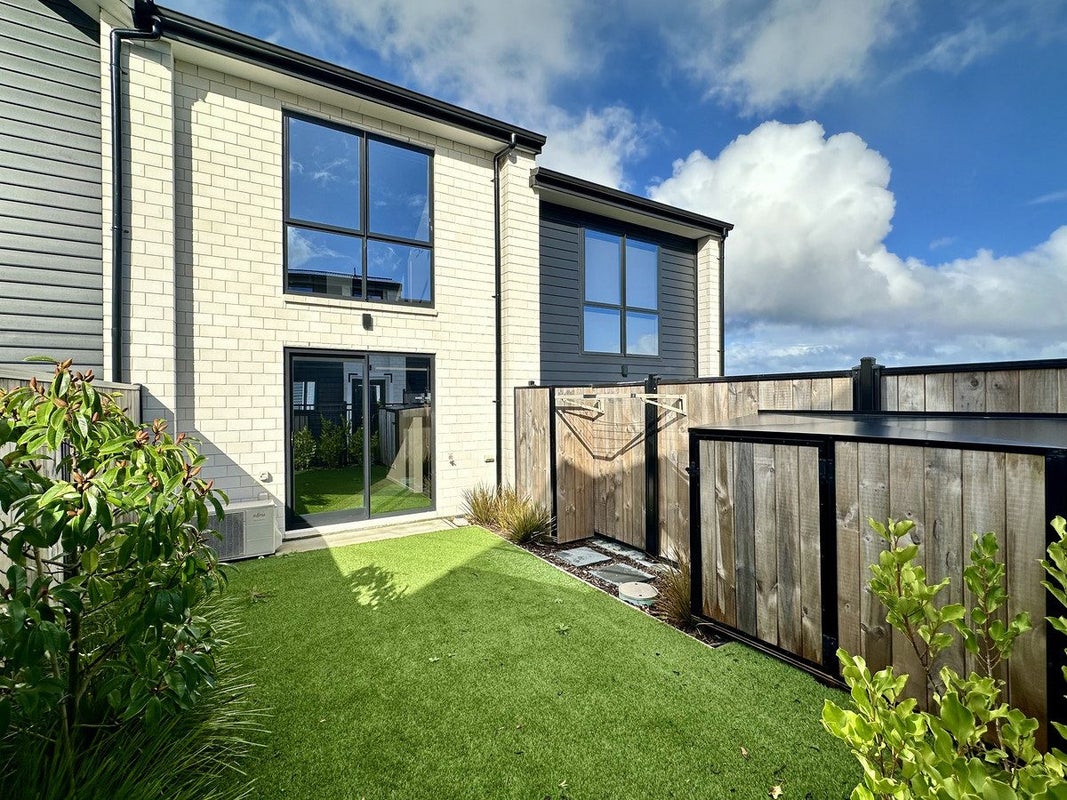 8/170 Don Buck Road, Massey, Auckland - Carousel 1