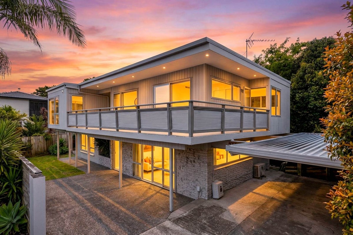 2/598 Beach Road, Rothesay Bay, Auckland - Carousel 1