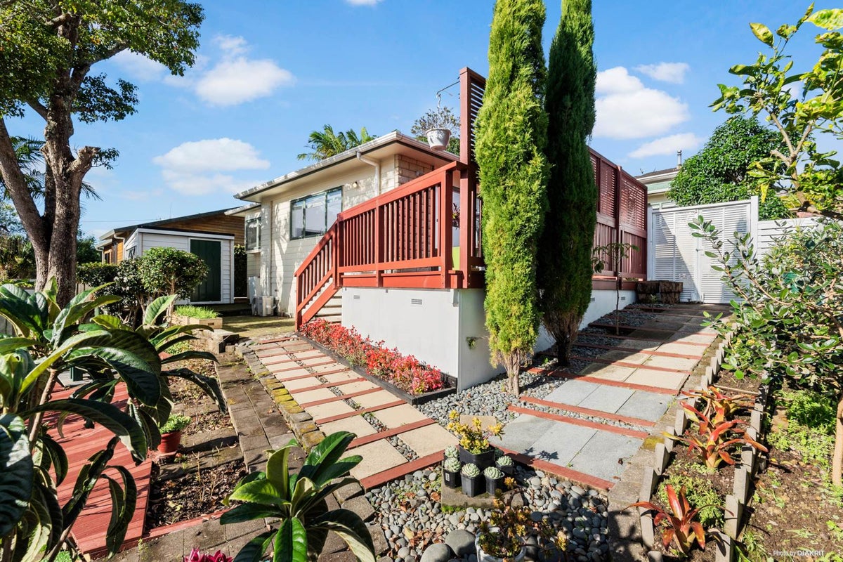 1 Poturi Streams Avenue, Titirangi, Auckland - Carousel 1