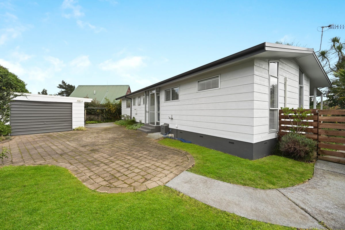 15 Lansdowne Crescent, Glenview, Hamilton - Carousel 1