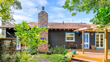 14 Hollywood Avenue, Titirangi, Auckland - Carousel 1