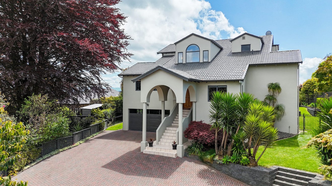 4 Tupara Crescent, Kawaha Point, Rotorua - Carousel 1
