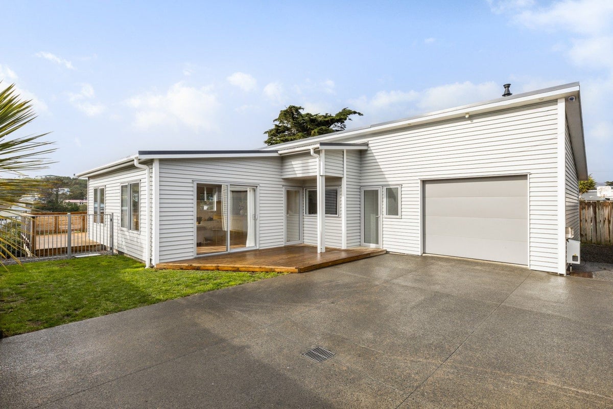 60 Jillett Street, TITAHI BAY, PORIRUA - Carousel 1