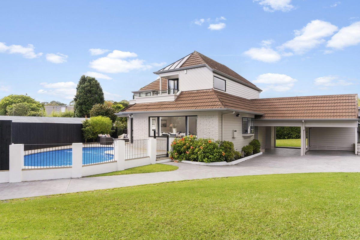 10 Springfield Street, Forrest Hill, Auckland - Carousel 1