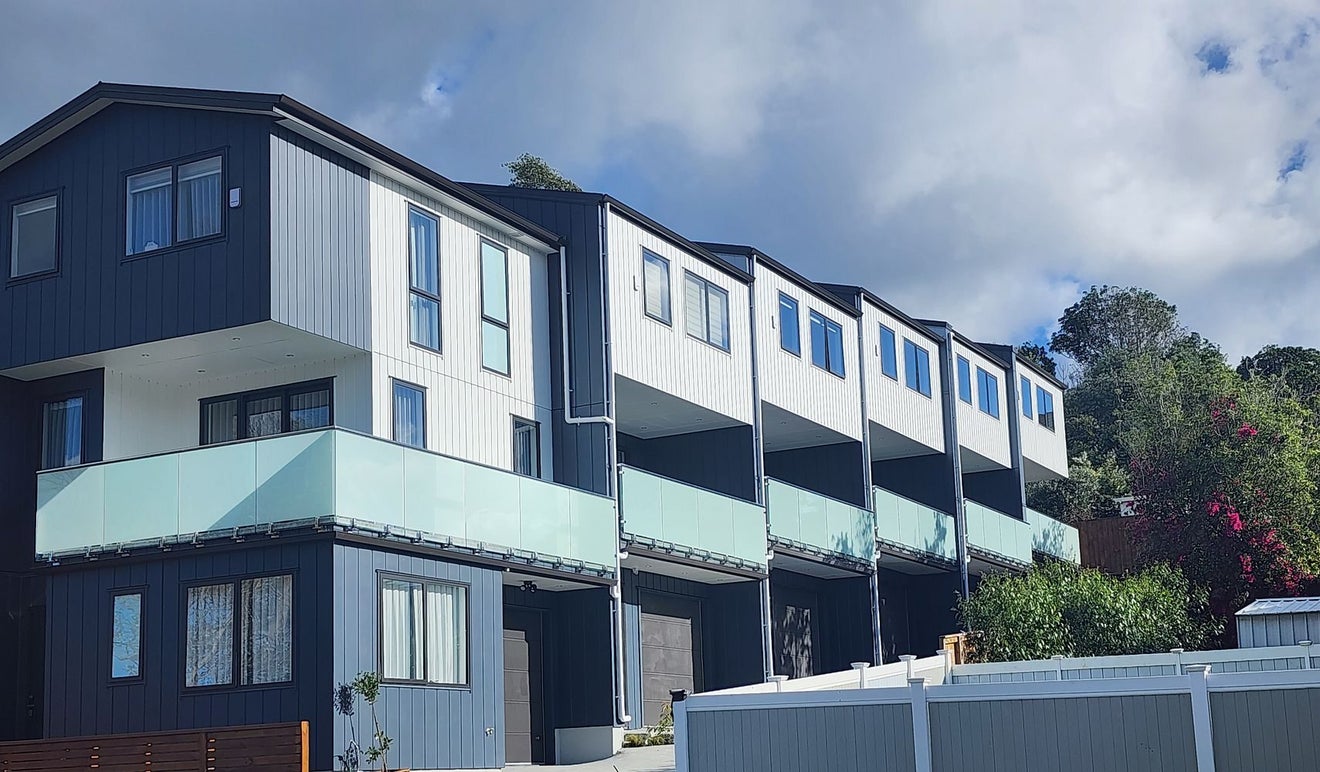 22E Totaravale Drive, Totara Vale, Auckland - Carousel 1