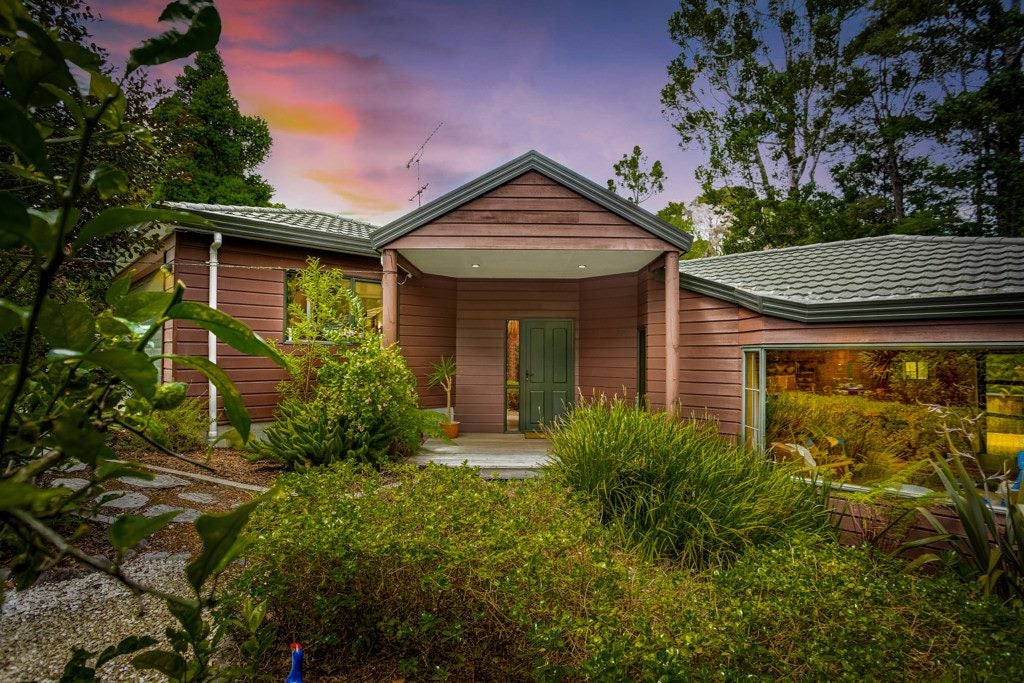73E Konini Road, Titirangi, Auckland - Carousel 1