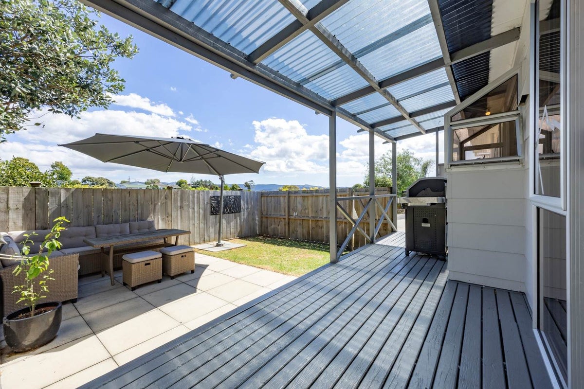 2/11 Longreach Drive, Sunnyvale, Auckland - Carousel 1