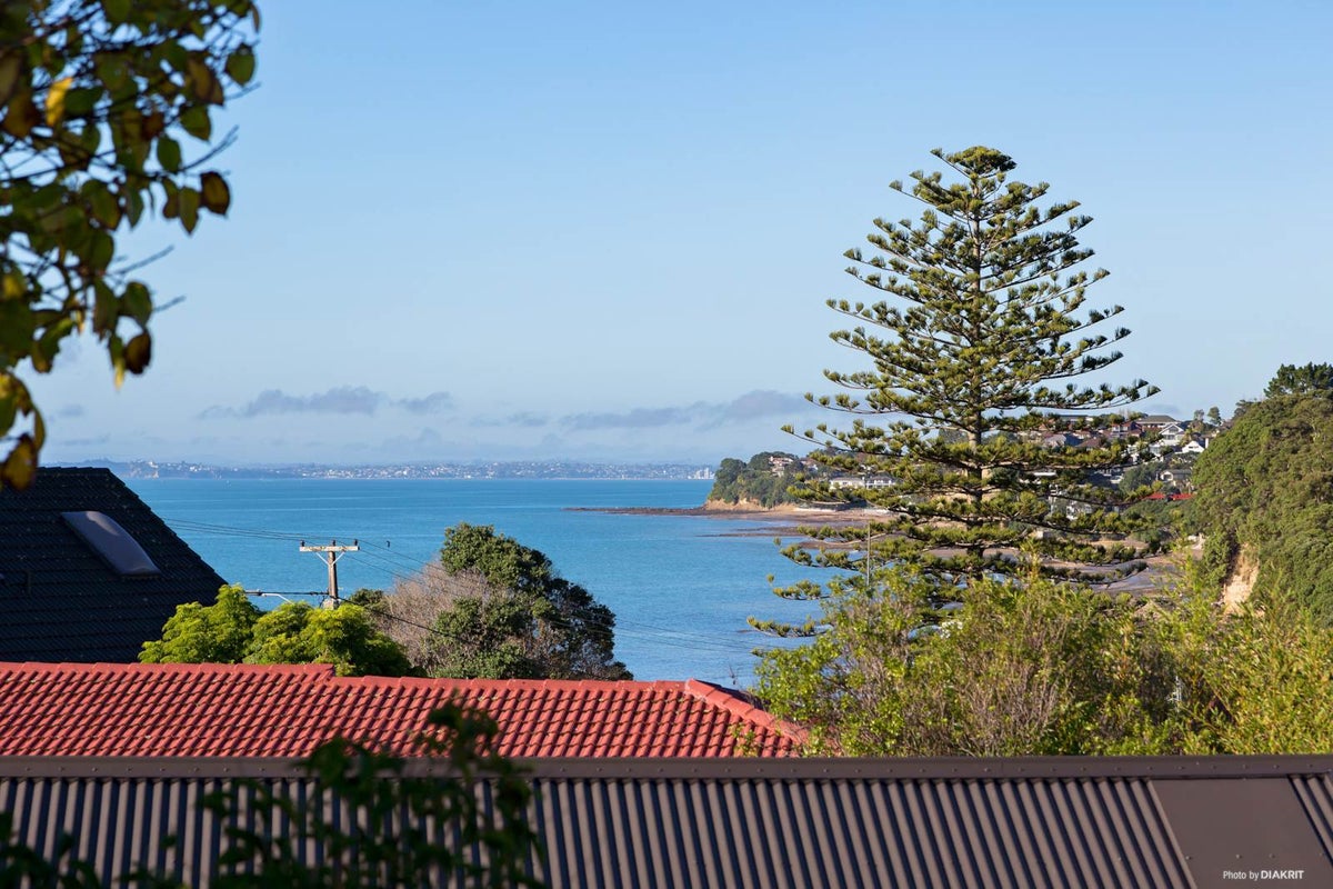 2/525 Beach Road, Murrays Bay, Auckland - Carousel 1