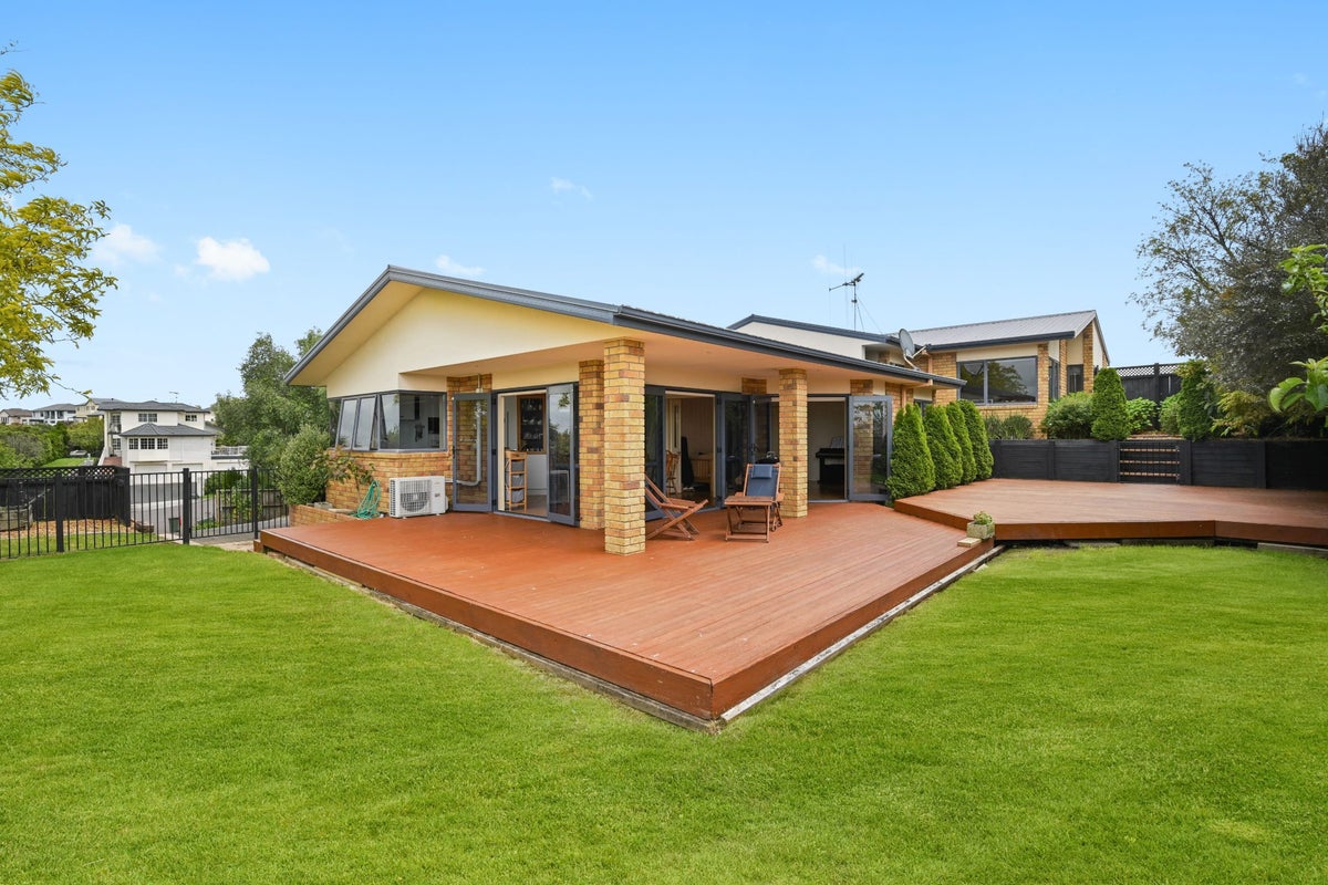 6 Calypso Rise, Flagstaff, Hamilton - Carousel 1