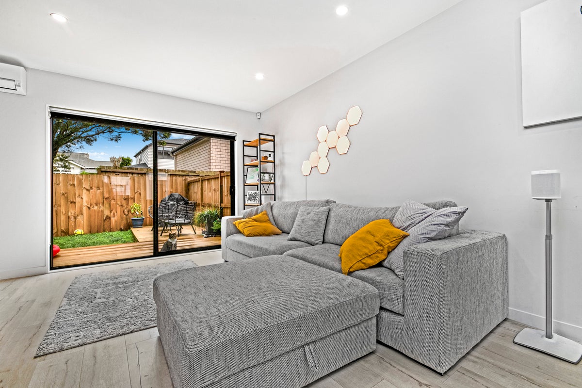 9 Shahkot Way, Papatoetoe, Auckland - Carousel 2