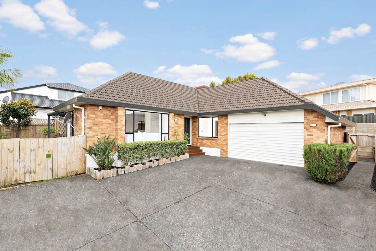 2/15 Sligo Place, Somerville, Manukau - Carousel 1