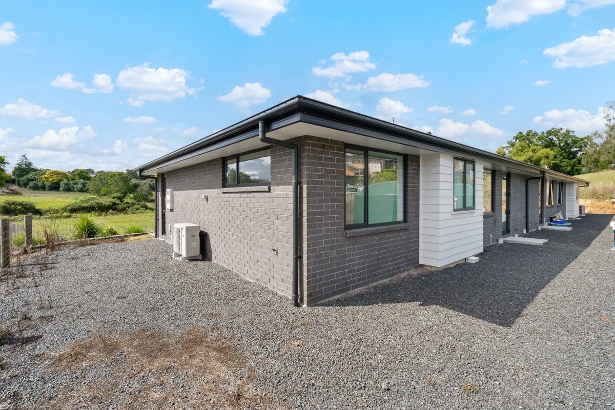 54 Exeter Street, Glenview, Hamilton - Carousel 12