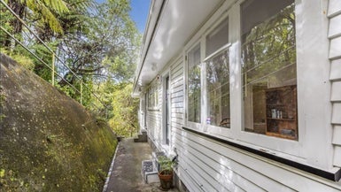 2/1 Birdwood Street, Karori, Wellington - Carousel 1