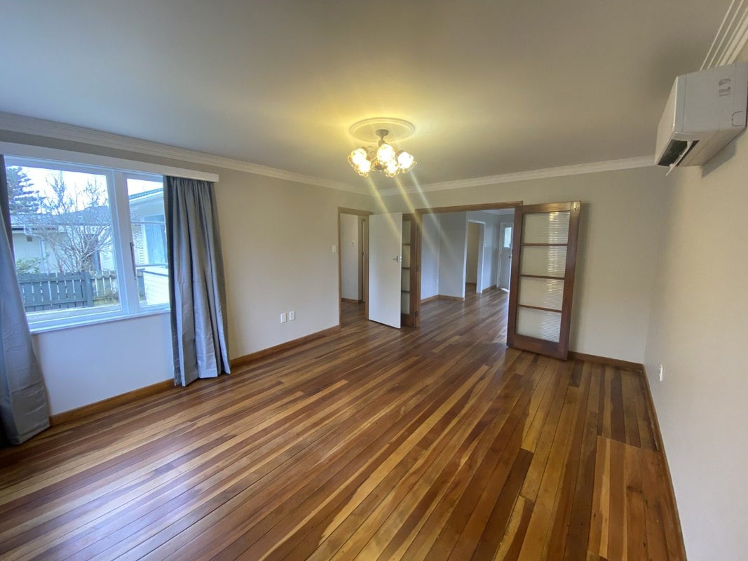 148 Main Road, Tawa, Wellington - Carousel 2