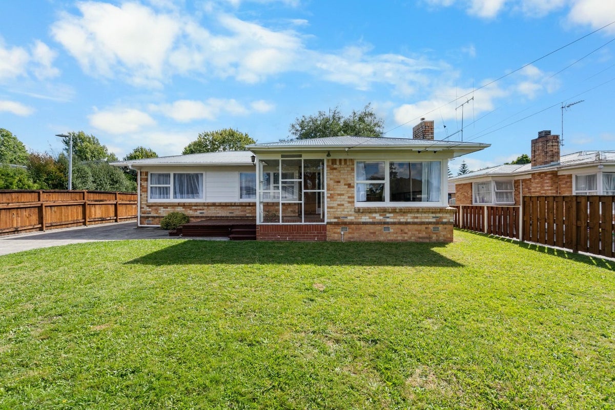 19 Rutherford Street, Chedworth, Hamilton - Carousel 1