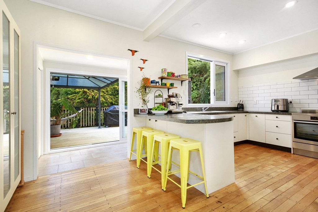 6 Thomas Hook Street, Tawa, Wellington - Carousel 2