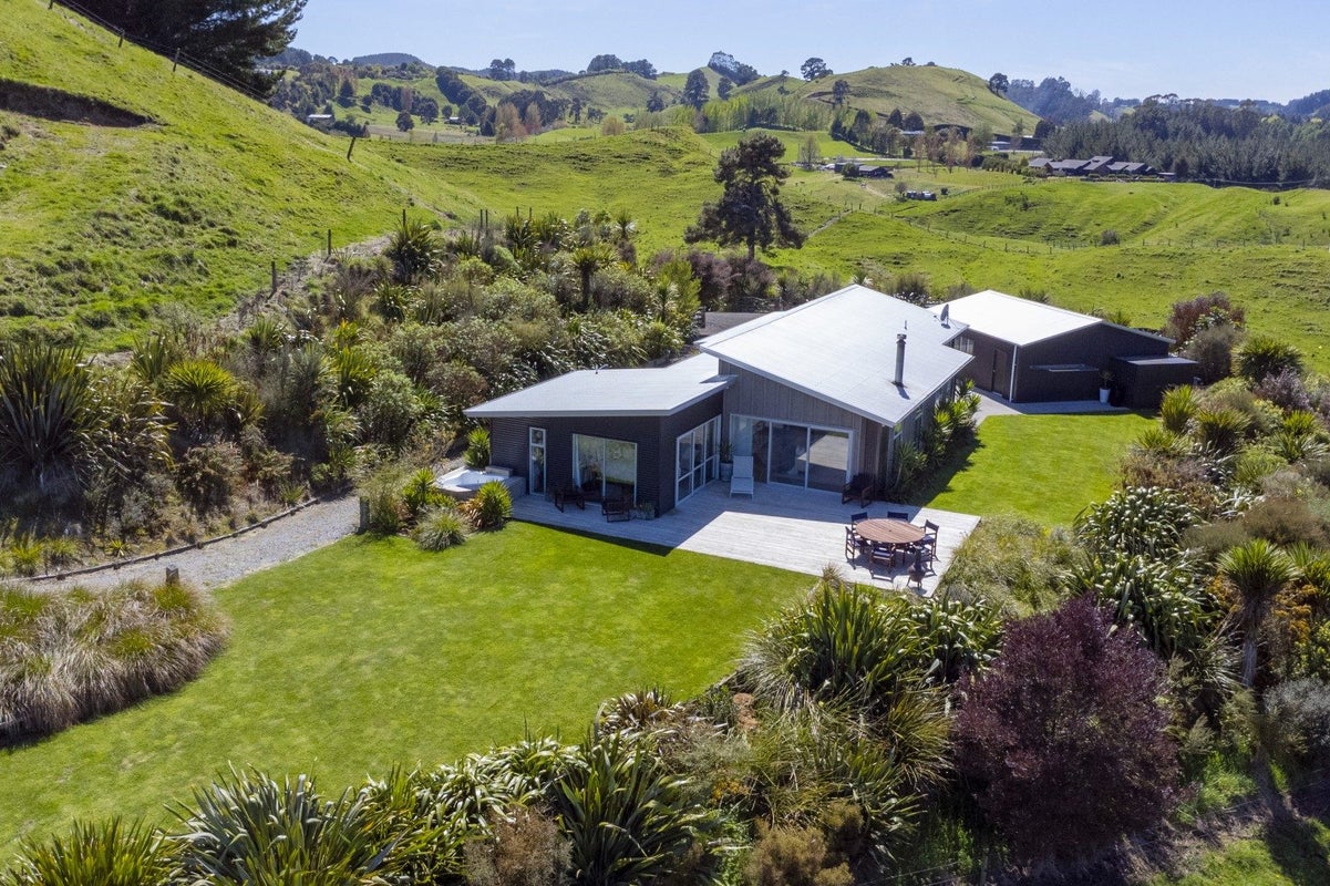 550 Whangamata Road, Kinloch, Taupo - Carousel 1