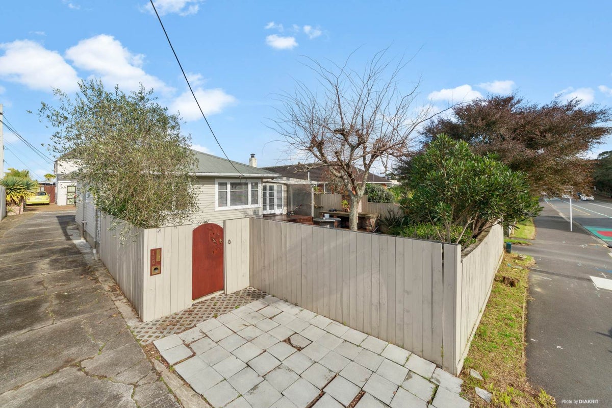 1/130 Onewa Road, Northcote, Auckland - Carousel 1