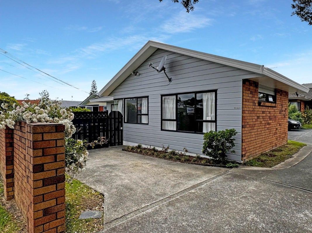 1/12 Shakespeare Road, Milford, Auckland - Carousel 1