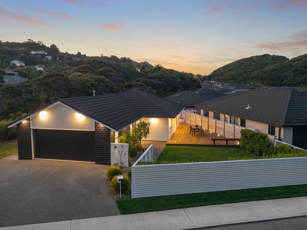 44 Tradewinds drive, Whitby, Porirua - Carousel 1