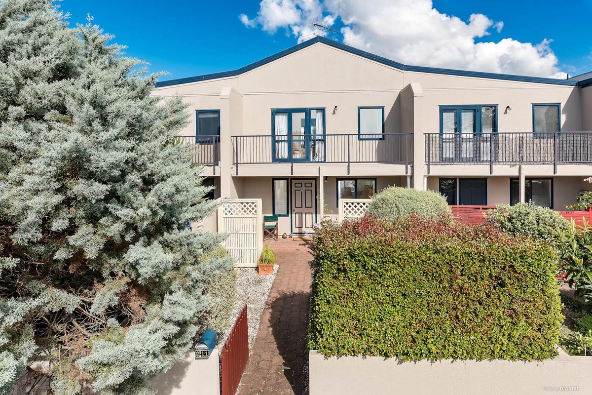 2/11 John Jennings Drive, Oteha, Auckland - Carousel 1