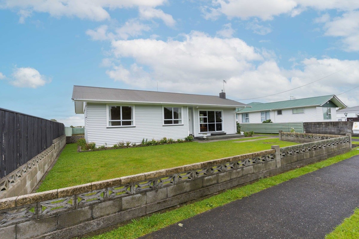 6 Peters Avenue, Cloverlea, Palmerston North - Carousel 2