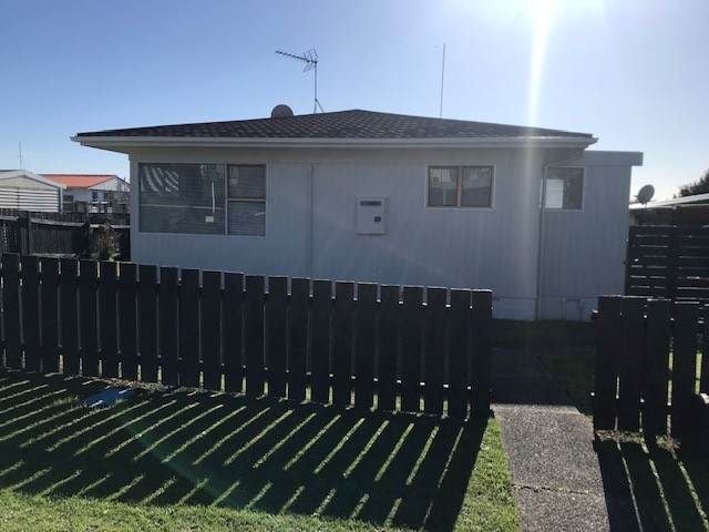 1/2 Aplin Place, Birkdale, Auckland - Carousel 1