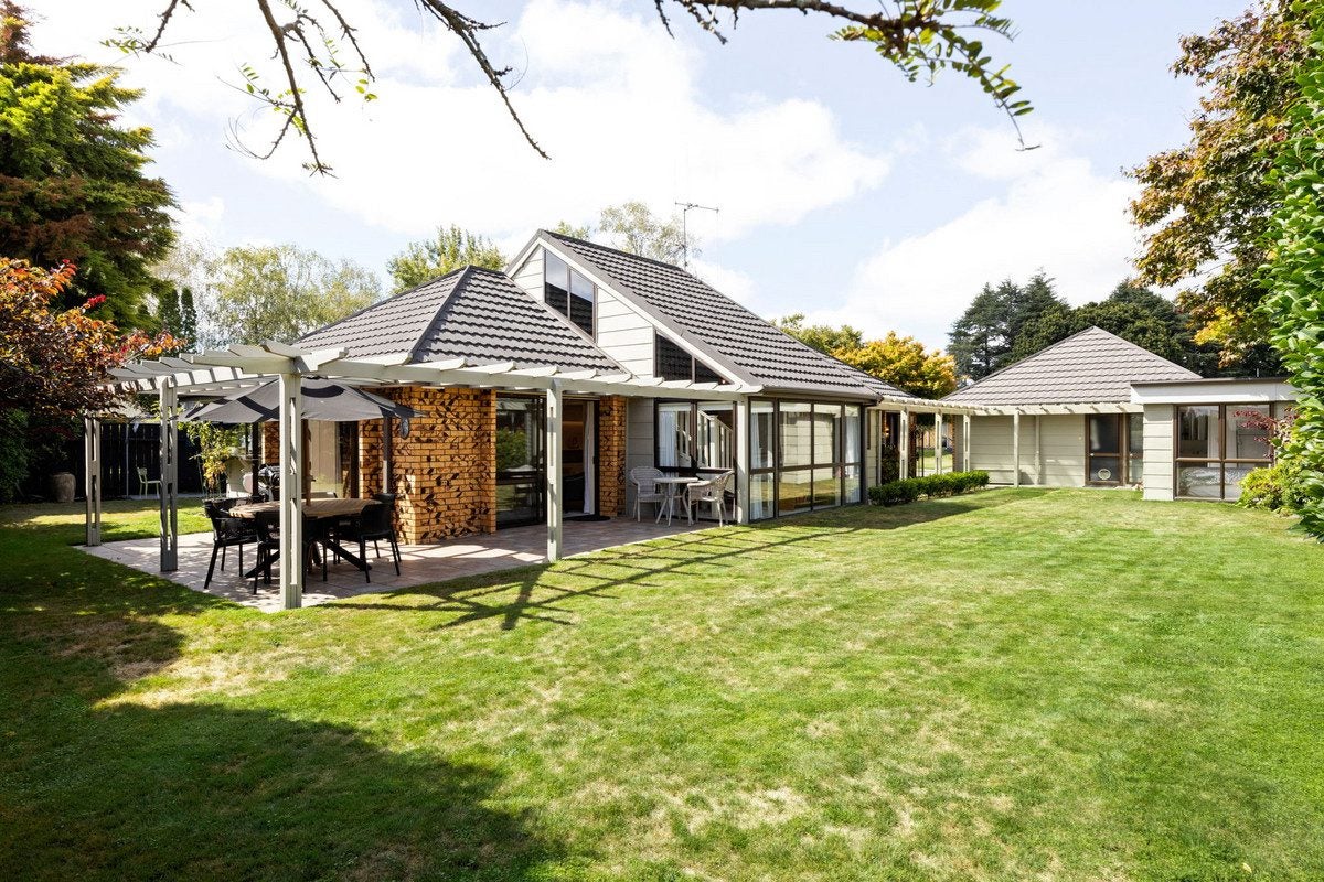 3 Sheridan Crescent, Leamington, Cambridge - Carousel 1