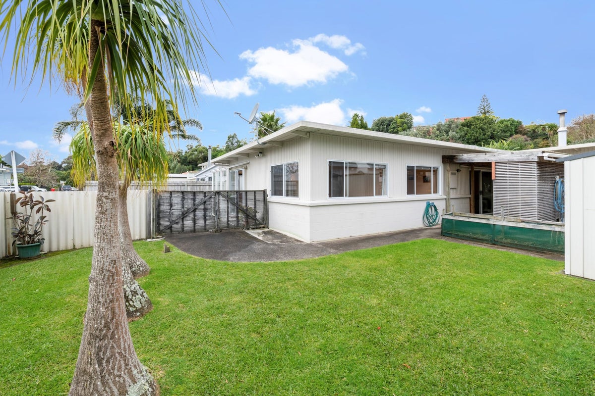 76 The Circle, Manly, Whangaparaoa - Carousel 1