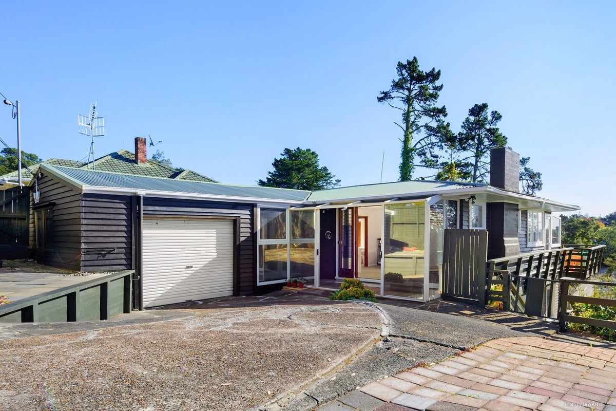 211 Titirangi Road, Titirangi, Auckland - Carousel 1